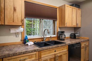 Fridge, oven, stovetop, coffee/tea maker