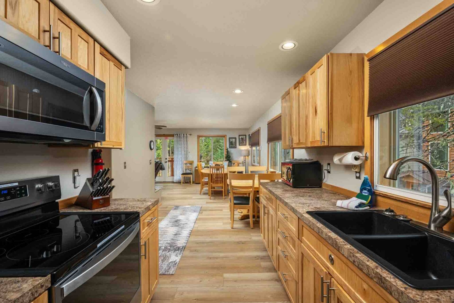 ثلاجة، فرن، موقد طهي مسطح، ماكينة لصنع القهوة/الشاي