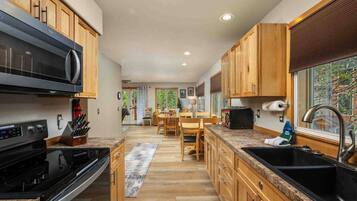 Fridge, oven, stovetop, coffee/tea maker