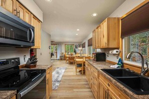 Fridge, oven, stovetop, coffee/tea maker