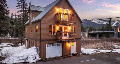 Fantastic Chalet in the Heart of Government Camp, Walk to Skiing, Sledding, Dining, & Entertainment