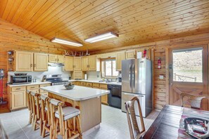 Fridge, microwave, stovetop, dishwasher - Dubois Riverfront Lodge w/ On-Site Fishing & Views (Dubois)