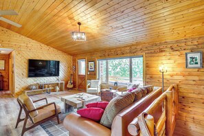 TV - Dubois Riverfront Lodge w/ On-Site Fishing & Views (Dubois)