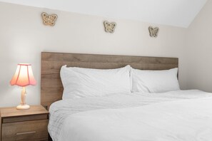 3 Schlafzimmer, Schreibtisch, Bügeleisen/Bügelbrett, WLAN