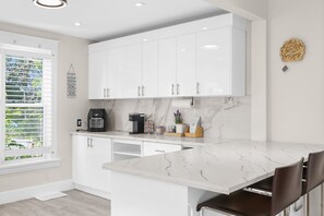 Micro-ondes, four, cafetière/bouilloire, grille-pain