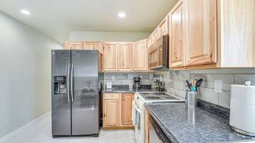 Fridge, microwave, stovetop, dishwasher