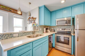 Réfrigérateur, micro-ondes, plaque de cuisson, lave-vaisselle