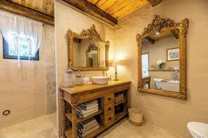 Hair dryer, towels, soap, shampoo - Luxury sheepfold with private pool, air conditioning, and Wi-Fi (Calcatoggio)