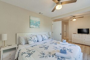 3 bedrooms, iron/ironing board, Internet, bed sheets - Chic Port Charlotte Home ~ 9 Mi to Englewood Beach (Port Charlotte)