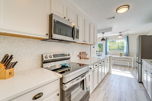 Réfrigérateur, micro-ondes, plaque de cuisson, lave-vaisselle