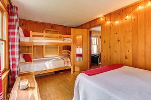 2 bedrooms, desk, iron/ironing board, WiFi