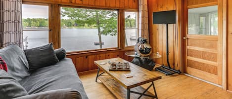 Una televisión, una chimenea, libros