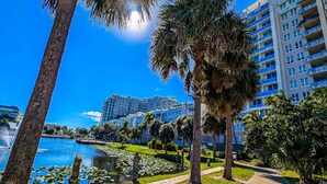 A hotel with a pool, palm trees, and a clear blue sky. - 309n Sunrise Suite1 Bedroom, Pools, Jacuzzi, Beach, Shops & Dog Friendly (Boynton Beach)