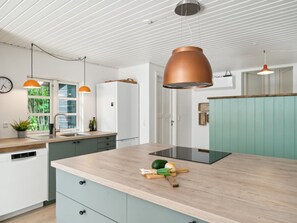 Kylskåp, diskmaskin och grytor/köksredskap