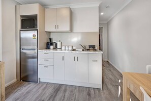 Fridge, microwave, coffee/tea maker, toaster - Ophir Studio - Ideal for Work, BBQ (Llanarth)