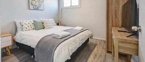 1 soverom, skrivebord, strykejern/-brett og reiseseng for barn