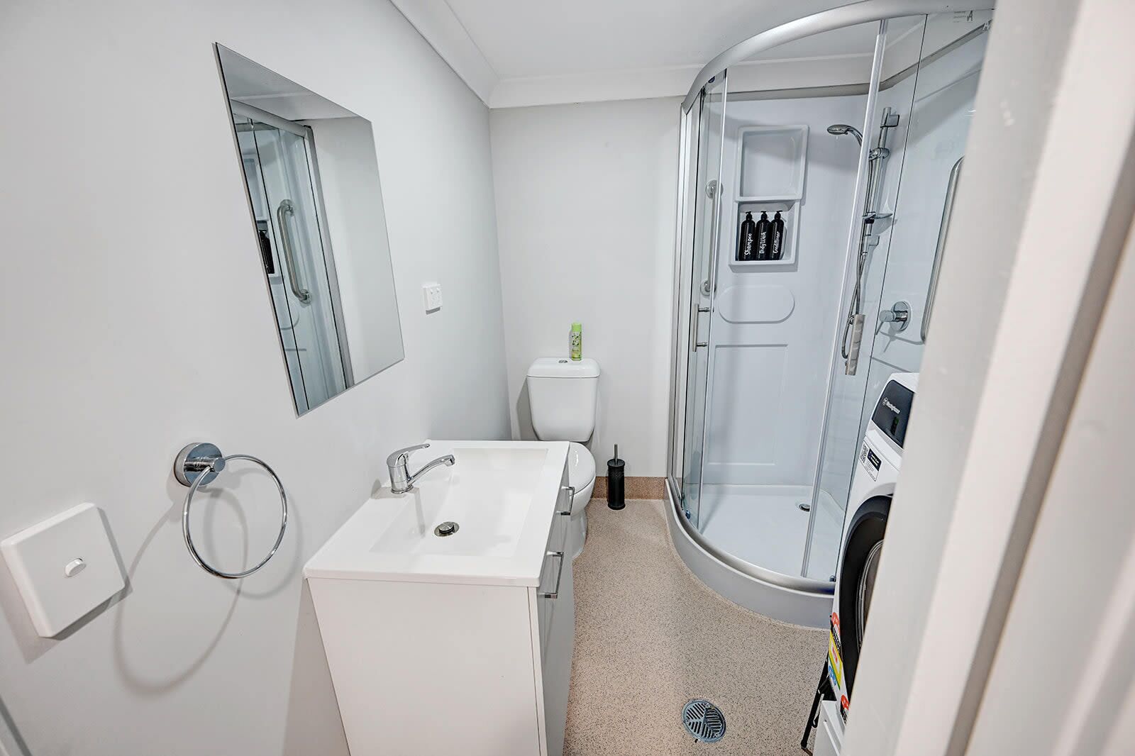 Suihku, hiustenkuivaaja, pyyhkeet