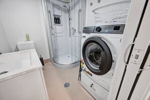 Shower, hair dryer, towels - Ophir Studio - Ideal for Work, BBQ (Llanarth)