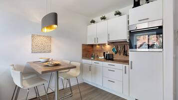 Fridge, oven, stovetop, dishwasher