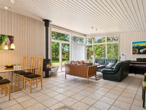 Een televisie en een open haard