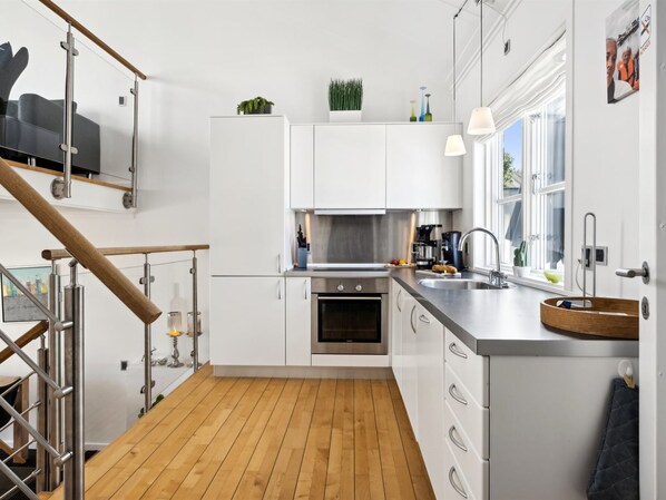 Kylskåp, diskmaskin och grytor/köksredskap