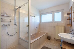 Dusche, kostenlose Toilettenartikel, Haartrockner, Handtücher