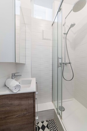 Dusche, Haartrockner, Handtücher