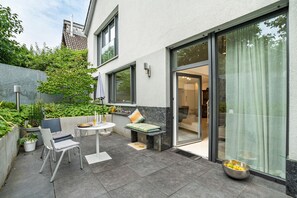 Outdoor dining - Holiday Home 'Architektenhaus Baden Mit Studio' with Mountain View, Private Terrace and Wi-Fi (Ottersweier)