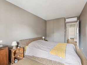 3 bedrooms, iron/ironing board, internet