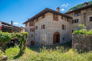 Standard-Apartment, 1 Schlafzimmer, Mikrowelle (La Madonnina Apartment for 2 in Tenno) | Außenbereich