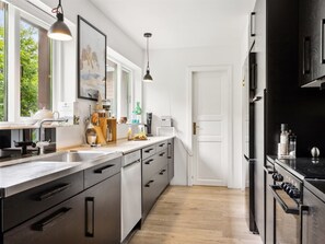 Fridge, oven, dishwasher, cookware/dishes/utensils