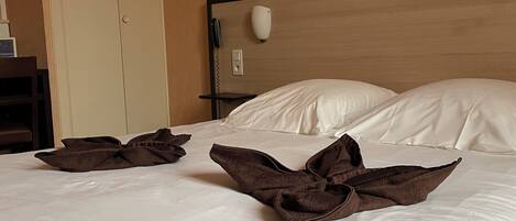 5 bedrooms, WiFi, bed sheets