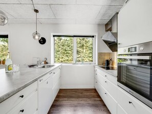 Kühlschrank, Mikrowelle, Geschirrspüler, Kochgeschirr/Geschirr/Besteck