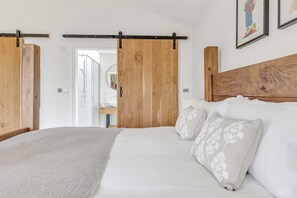 3 bedrooms, desk, iron/ironing board, WiFi