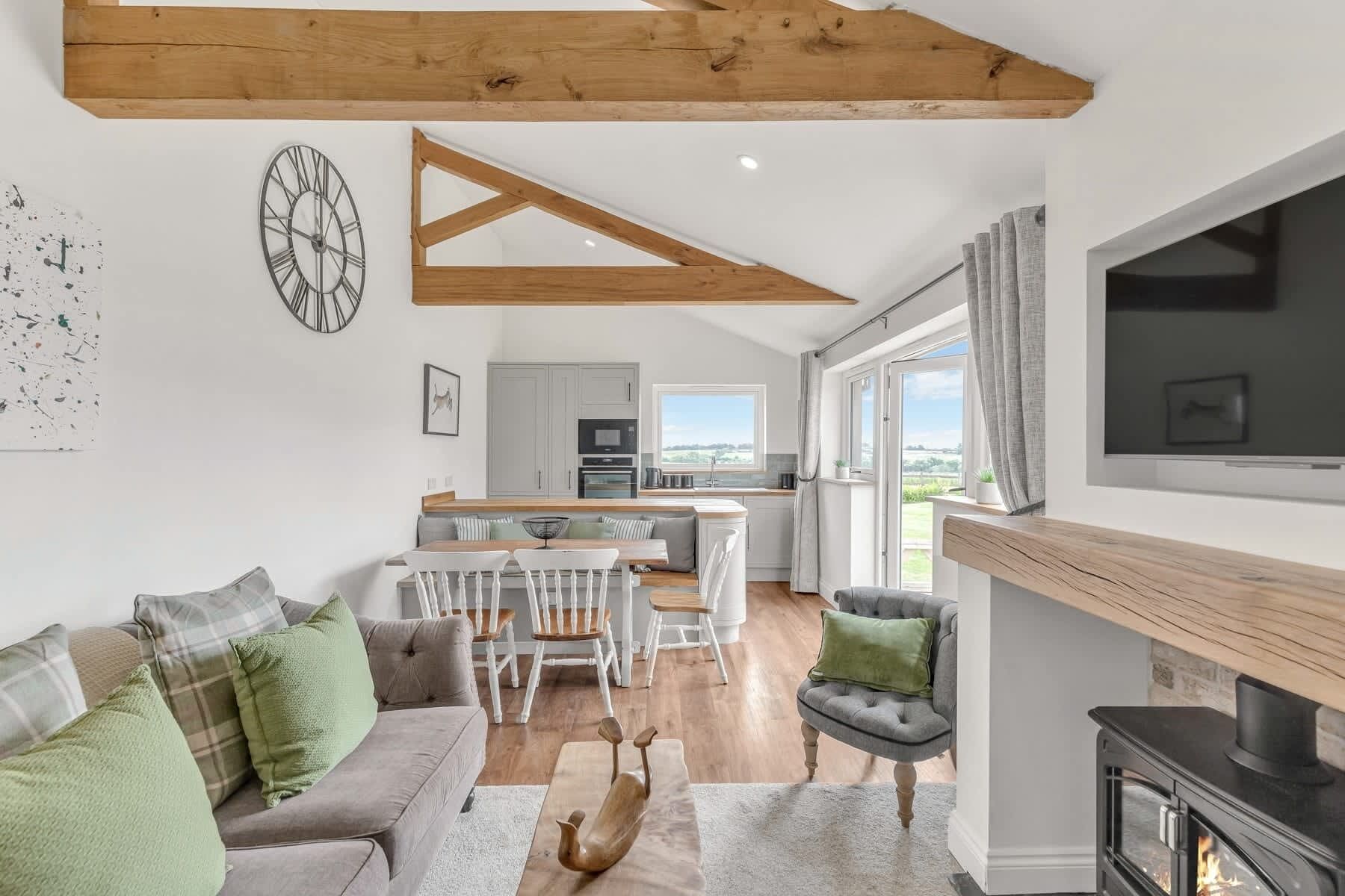 Télévision, cheminée, espaces bureaux