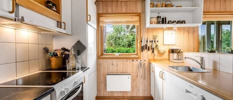 Een koelkast, een microgolfoven, een oven, een vaatwasser