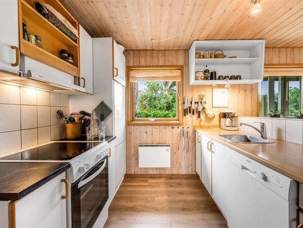 Refrigerador, microondas, horno y lavavajillas