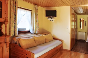 Room, 1 Bedroom, Balcony | Living area - Room-small Holiday Cottage Ivy (Schuttertal)