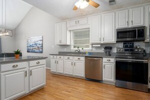 Refrigerador, microondas, horno y parrilla de estufa 