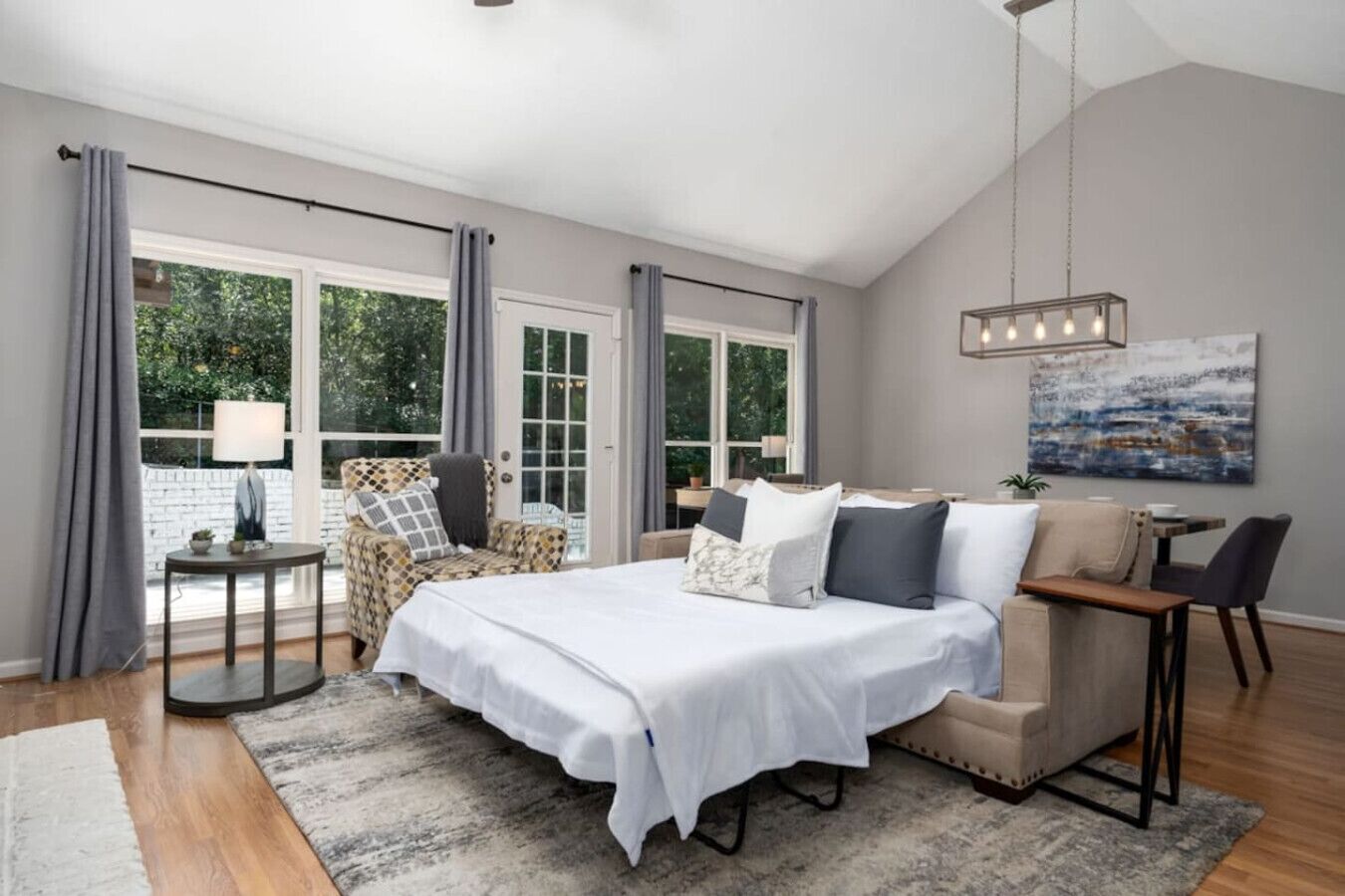 3 chambres, bureau, fer et planche à repasser, lit parapluie