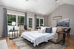 3 habitaciones, escritorio y tabla de planchar con plancha 