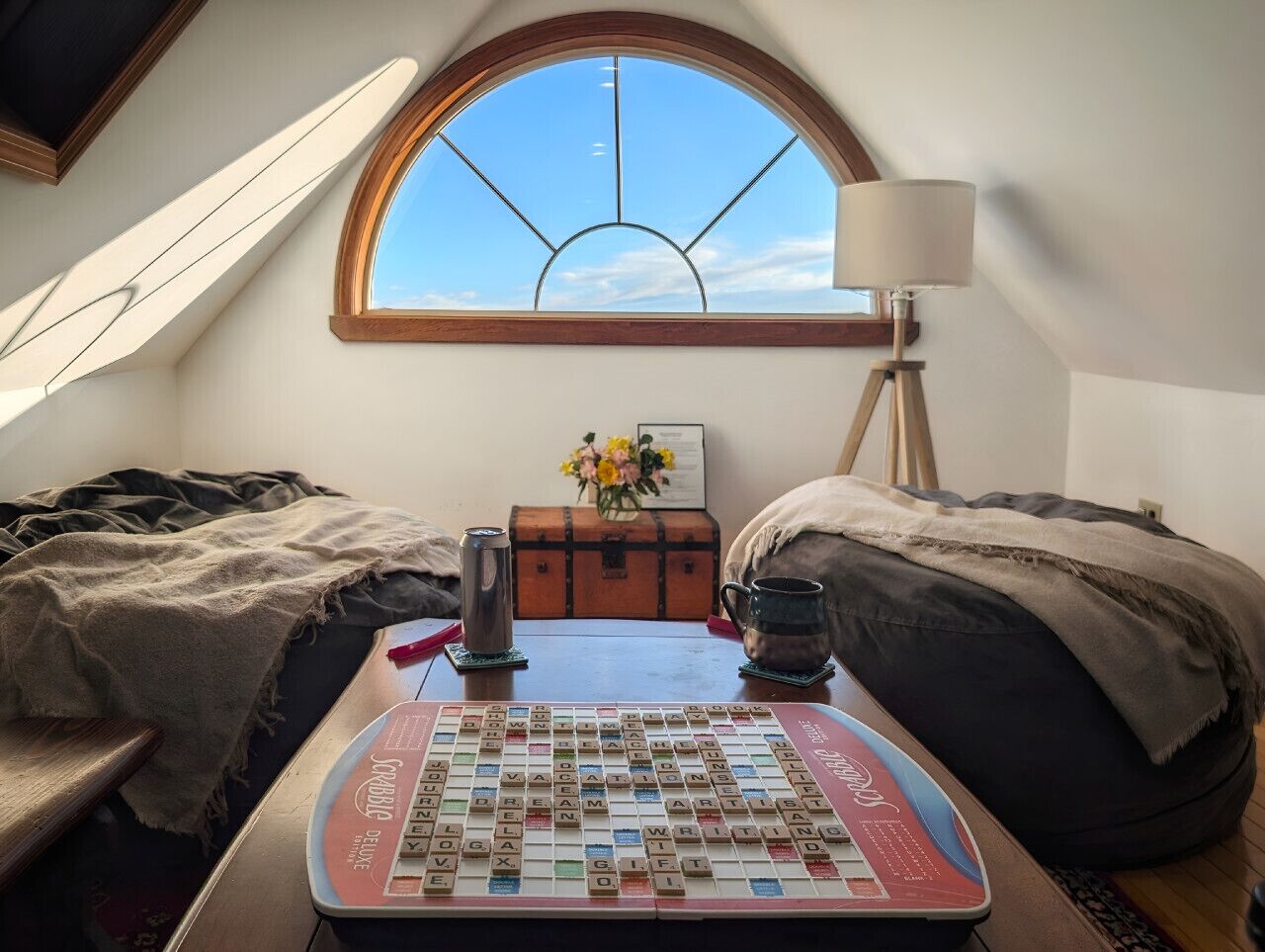 4 habitaciones, escritorio y tabla de planchar con plancha 