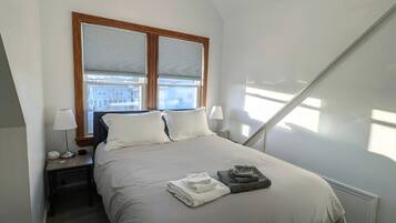 4 slaapkamers, een bureau, een strijkplank/strijkijzer, reisbedje