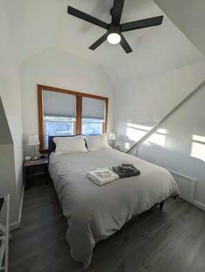 4 makuuhuonetta, työpöytä, silitysrauta/-lauta, vauvan matkasänky