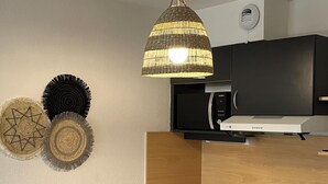 コーヒー / ティーメーカー、冷蔵庫、電子レンジ、オーブン