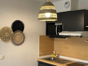 Fridge, microwave, oven, stovetop - Studio Rénové à 30 Mètre de la Plage, 300 Mètre du Centre Ville 4 Couchages (Berck sur mer)