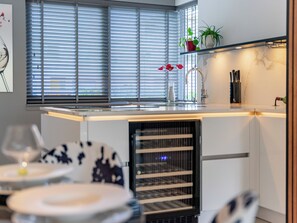 Kylskåp, mikrovågsugn, spishäll och diskmaskin