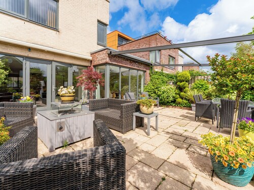 Sunny holiday home by the water