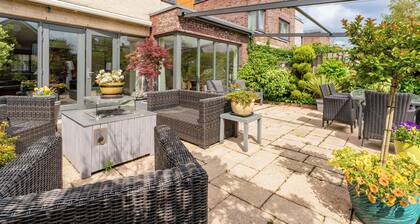 Sunny holiday home by the water