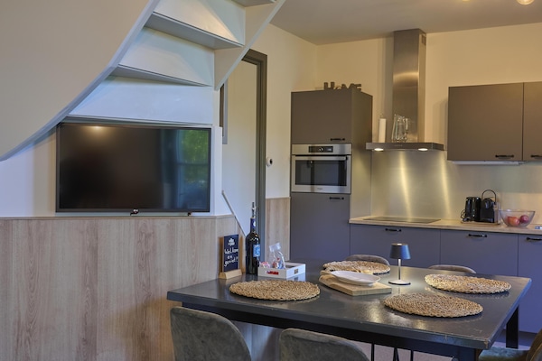 Een koelkast, een microgolfoven, een kookplaat, een vaatwasser